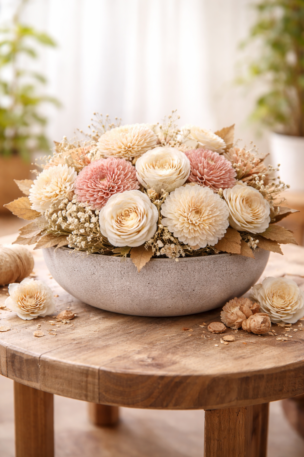 Aranžmán zo sóla kvetov v betónovej miske – dekorácia zo sola wood flowers.